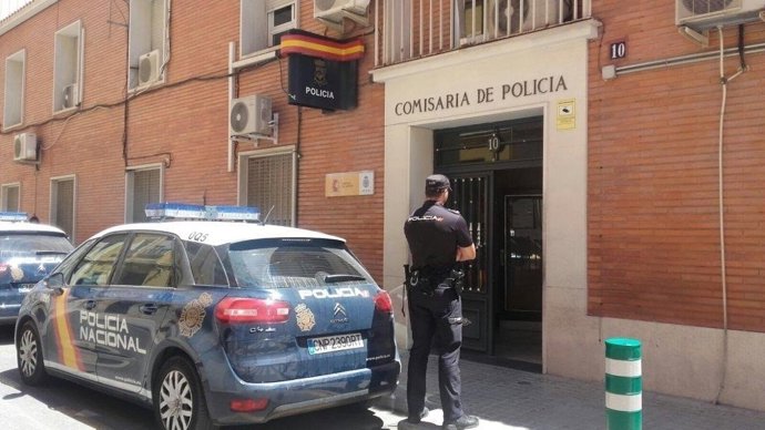 Un agent davant la Comissaria