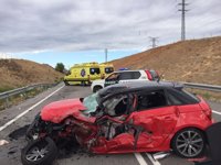 Muere un hombre de 49 años, su mujer está grave y su hijo con pronóstico reservado en un accidente en la M-100