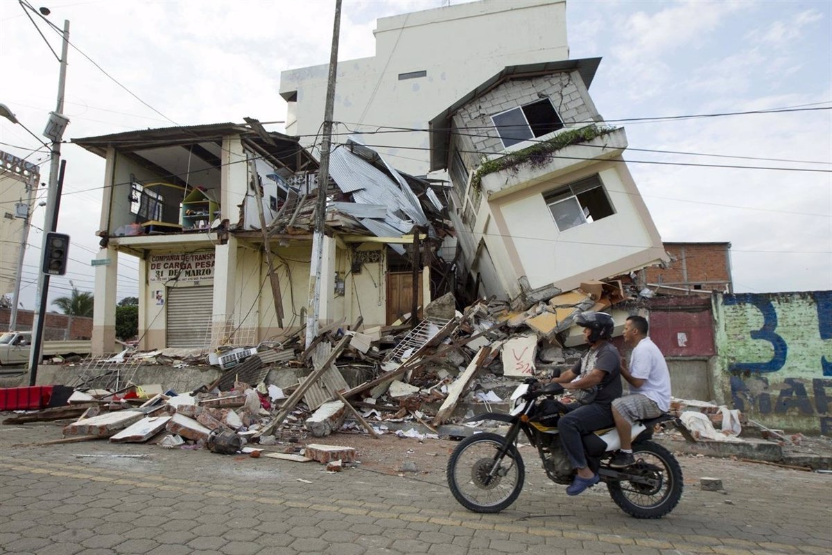Afectados por el terremoto de abril de 2016 en Ecuador continúan