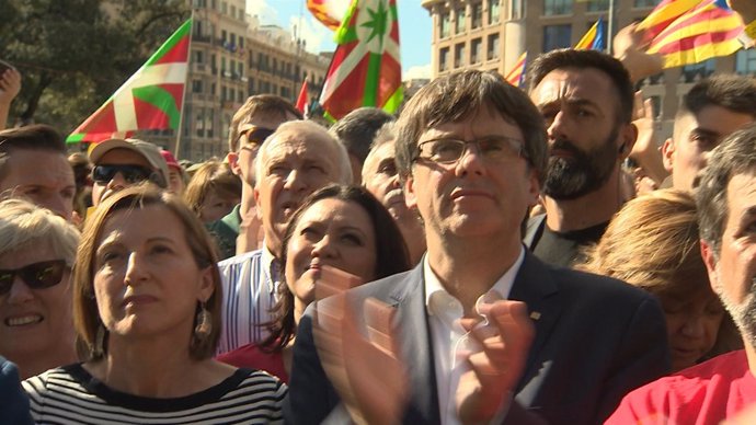 Puigdemont y autoridades asisten a la manifestación independentista