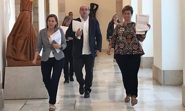 La pta.C.Forcadell y miembros de la Mesa de JxSí Ll.Guinó, A.Simó y R.Barrufet