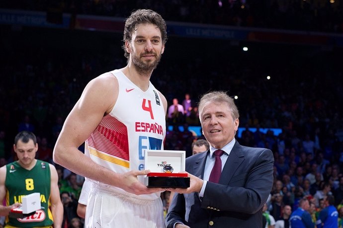 Pau Gasol recibe un reloj de Tissot del presidente de la marca relojera