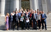 Los partidos de la oposición, excepto Ciudadanos, firman un pacto para universalizar la sanidad y 'blindar' el SNS