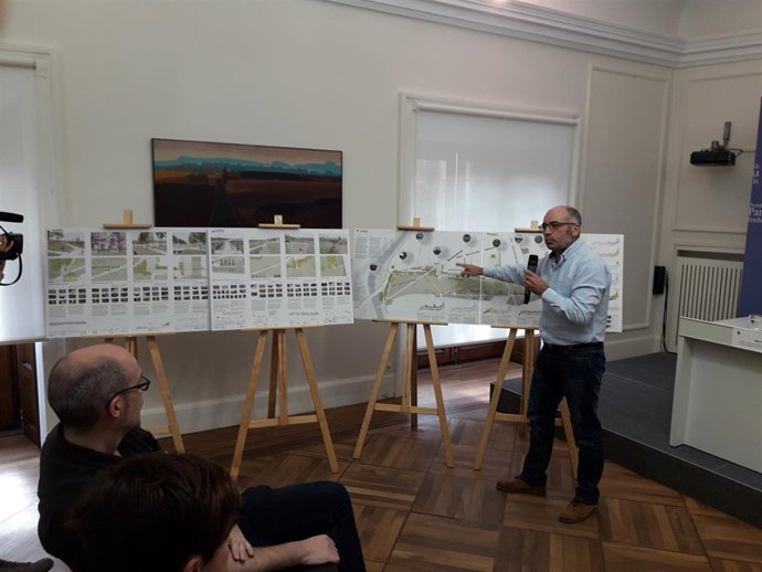 Joxe Abaurrea presenta el anteproyecto para el parque de Chantrea Sur.
