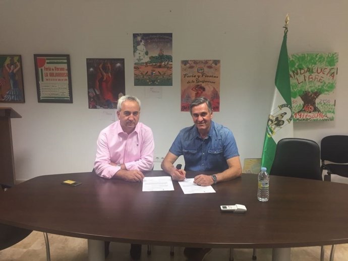 Izquierdo (izda.) entrega la obra en La Guijarrosa
