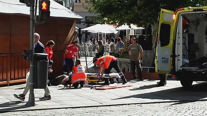 Efectivos sanitarios atienden al herido