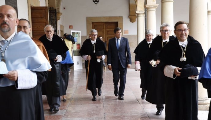 Santiago García Granda y Javier Fernández, en el centro