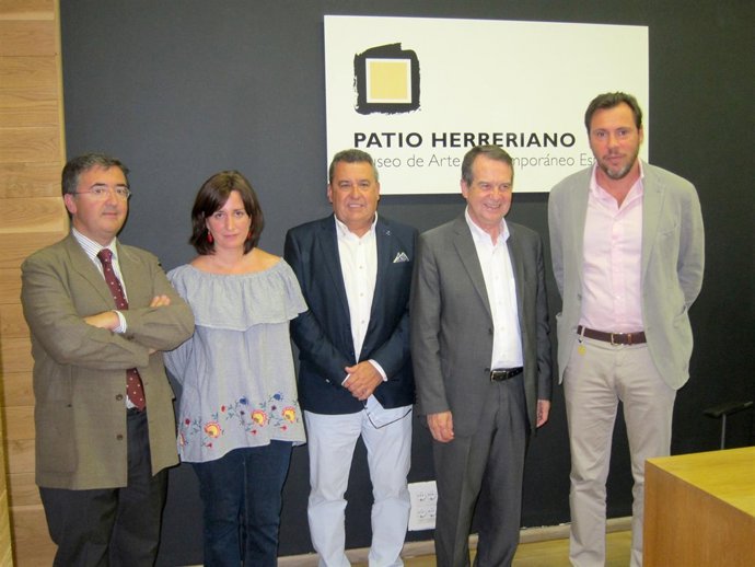 Abel Caballero (segundo por la izquierda) y Óscar Puente (izda) en la jornada