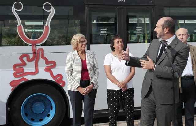 Pedro Rollán y Manuela Carmena durante la presentación de la línea