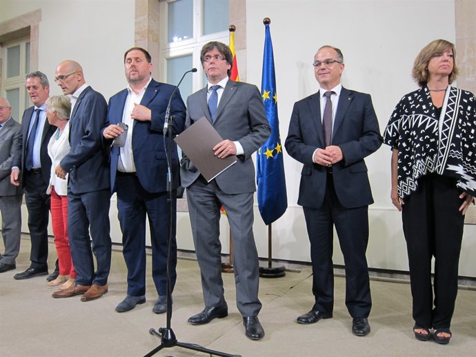 El pte.C.Puigdemont i els seus consellers del Govern després de convocar el refe