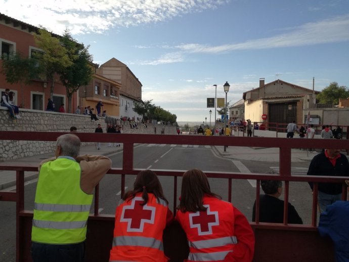 Personal de Cruz Roja, durante el encierro en Tordesillas. 