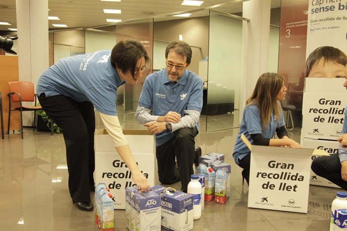 Voluntarios en la recogida de leche de la campaña 'Ningún niño sin bigote'