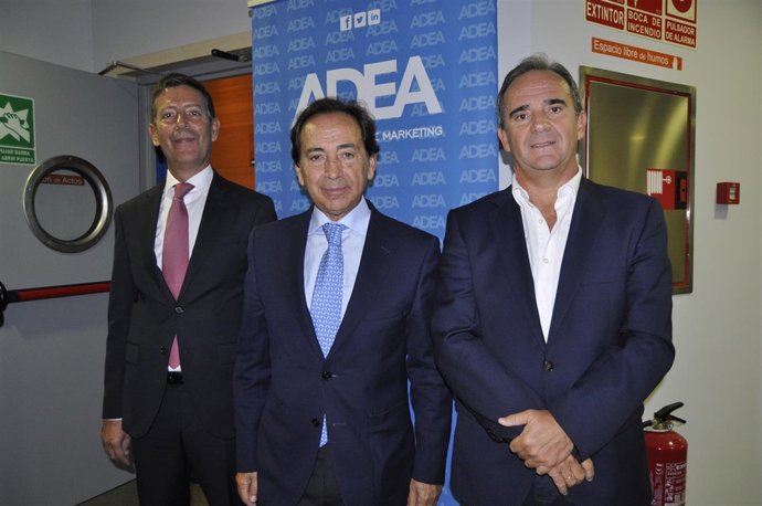 El presidente de ADEA, Salvador Arenere, con los inspectores Diéguez y Burillo.