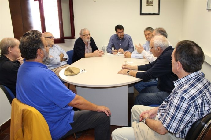 El alcalde de la Seu d'Urgell, Albert Batalla, con una comisión ciudadana