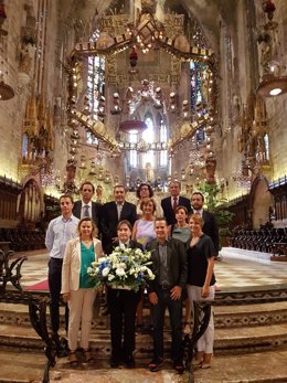 Entrega floral en la Seu