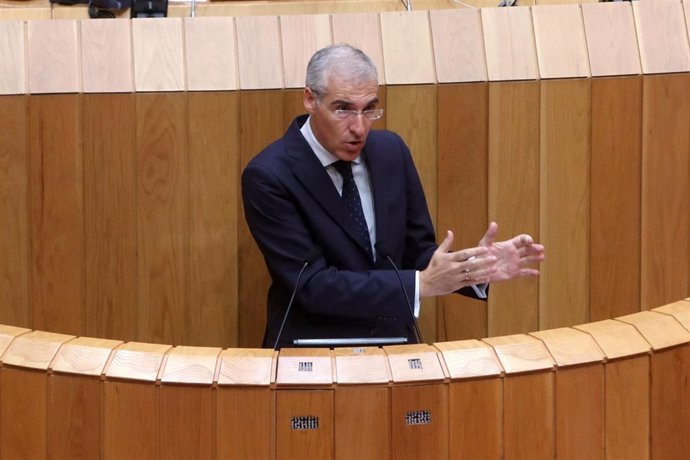 O conselleiro de Economía, Francisco Conde, no pleno