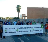 Una treintena de docentes de la Hispalense se concentran frente a Congreso Internacional de Educación por su precariedad