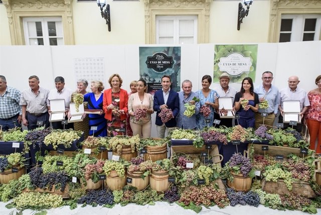 Los parraleros premiados, junto a las 74 variedades de uva de mesa de Almería.