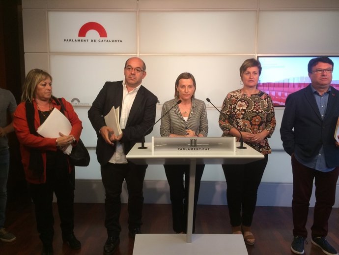 La presidenta del Parlament, Carme Forcadell, amb els membres de la Mesa