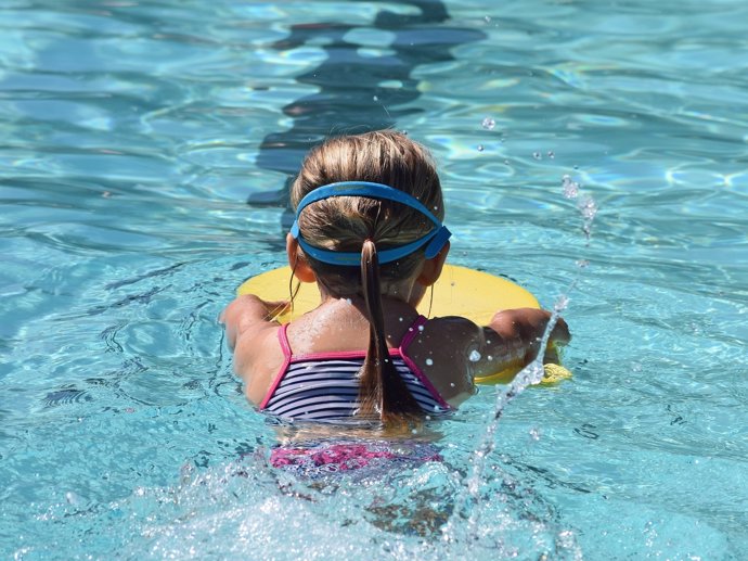 Una niña de seis años se queda atrapada en el filtro de una piscina en Córdoba