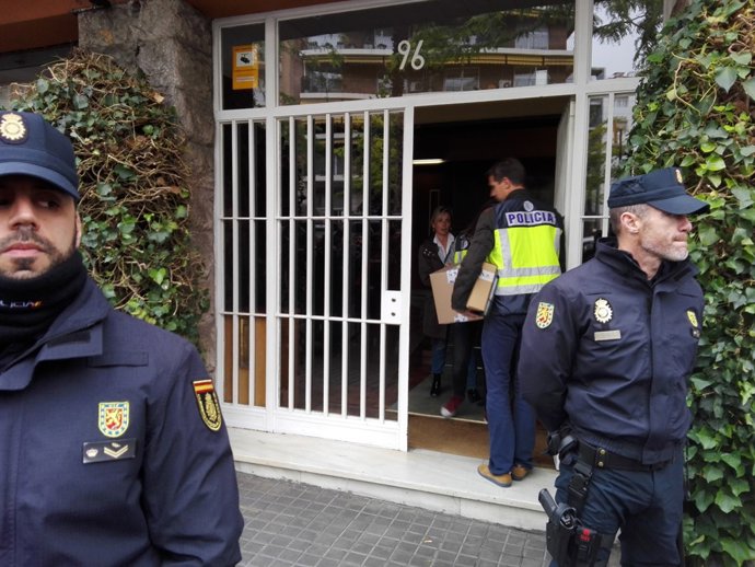 Escorcoll policial al pis de l'expt. de la Generalitat Jordi Pujol