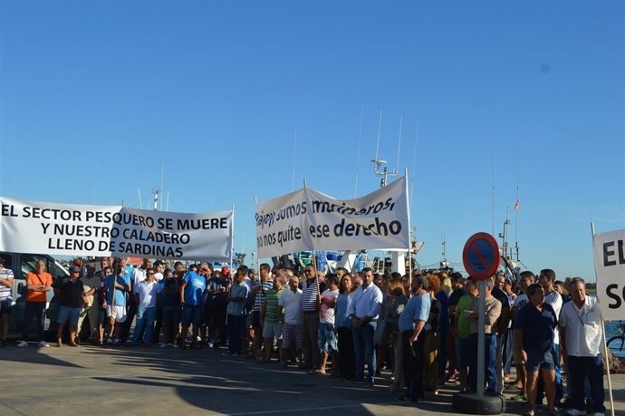 Concentración de la cofradía de pescadores de Punta Umbría.