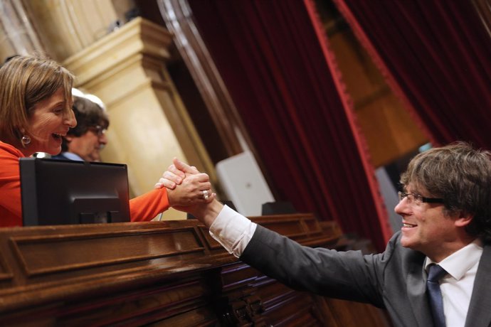 C.Puigdemont felicita a C.Forcadell tras el Pleno