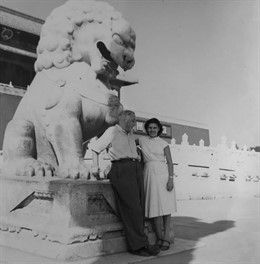 El prosista olvidado de la Generación del 27, César Arconada, con su mujer