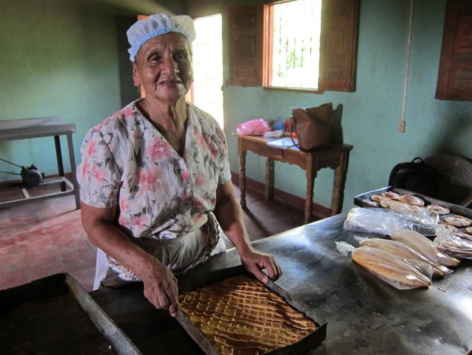Mujer de Nicaragua realiza su trabajo en una panadería