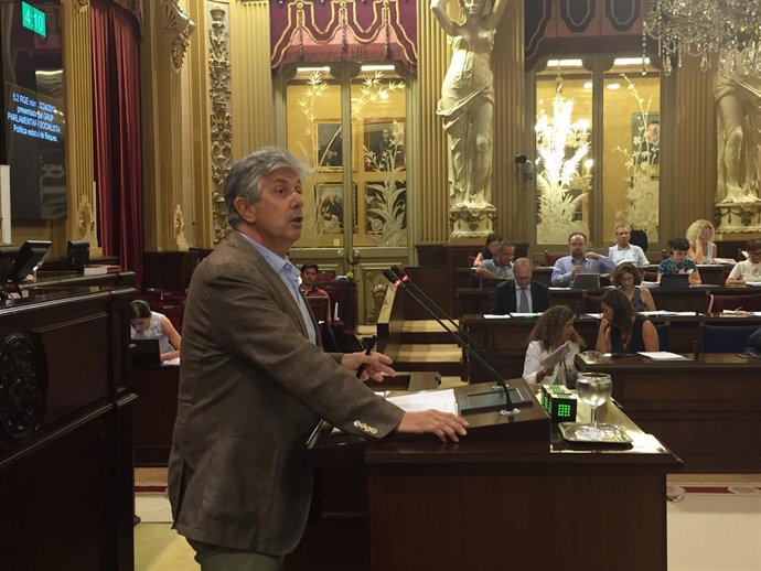 Enric Casanova durante el pleno del Parlament