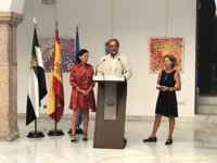 La pintora emeritense Victoria Guill expone en la Asamblea de Extremadura la muestra 'Origen'