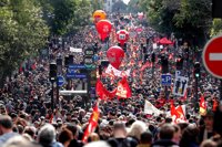 Miles de personas salen a las calles de Francia contra la reforma laboral de Macron