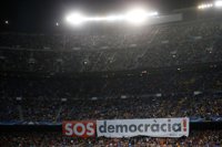 Los lemas 'SOS Democràcia' y 'Welcome to the Catalan Republic' reciben a la 'Champions' en el Camp Nou