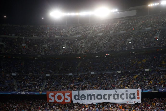 El Camp Nou saca pancartas de 'SOS Democrácia'