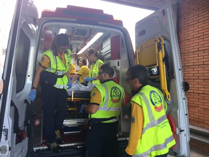 Sanitarios del Samur trasladan a un herido por atropello en Madrid
