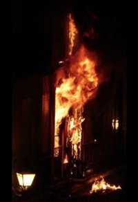 Rescatan a tres personas atrapadas en el incendio de un edificio de cuatro alturas en València