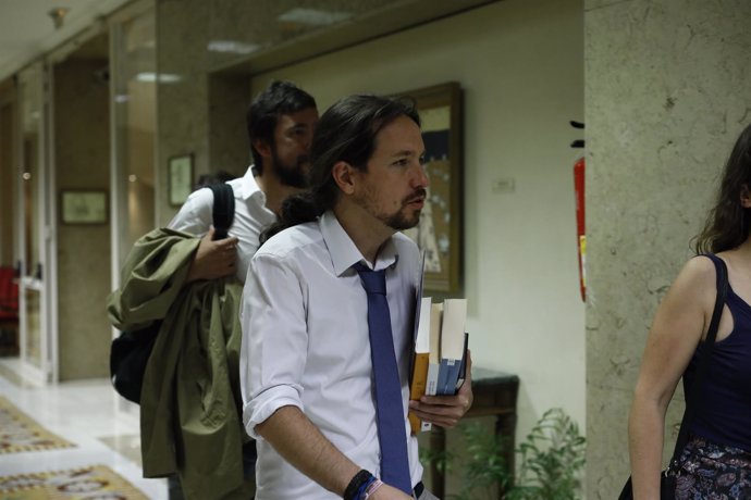 Pablo Iglesias en los pasillos del Congreso