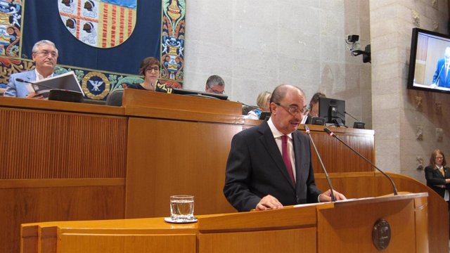 Javier Lambán en la tribuna de oradores de las Cortes de Aragón