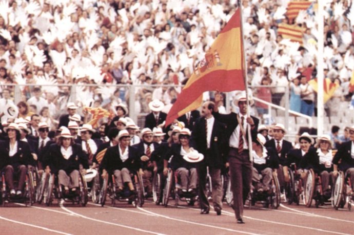 Desfilada dels atletes paralímpics espanyols en la inauguració de Barcelona'92