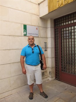 El acusado, a la puerta del juzgado antes de la vista                        