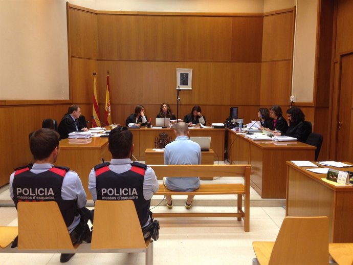 Judici a un exmonitor dels Maristes per pornografia infantil