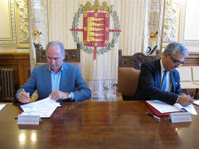Gato (i) y Prieto (d) firman el convenio