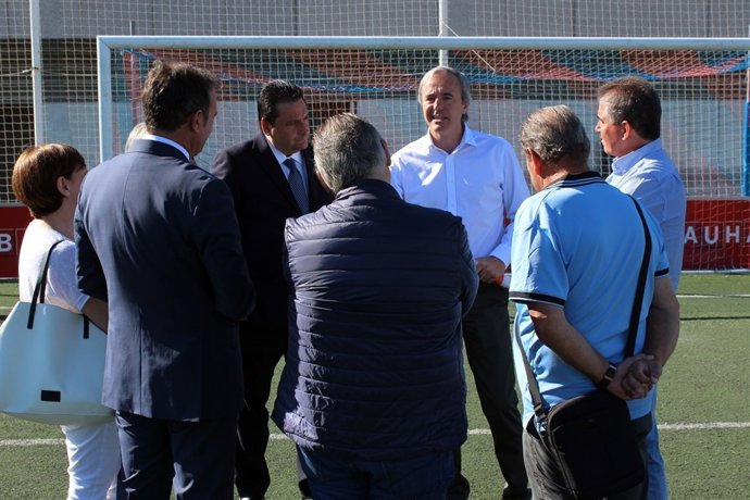Azcón reunido con representantes de los clubes de fútbol de campos municipales