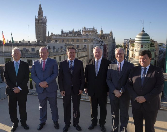 Foto de grupo antes del comienzo de la jornada de debate.