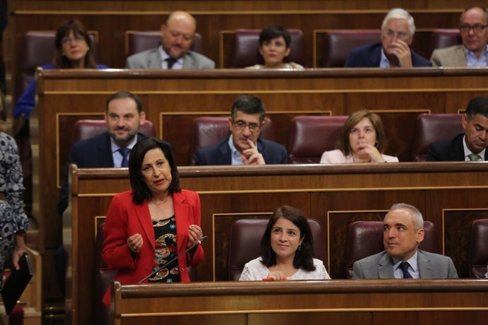 Margarita Robles en la sesión de control al Gobierno en el Congreso