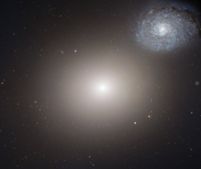Galaxia elíptica gigante M60 y la galaxia espiral más pequeña NGC4647