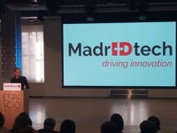 Cifuentes ve "absurda" la polémica por el uso del teleprónter en la Asamblea porque "lo importante es el discurso"