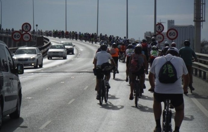 Bicifestación por el puente Carranza