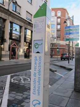 Poste de recarga de vehículos eléctricos en la calle Doctrinos de Valladolid
