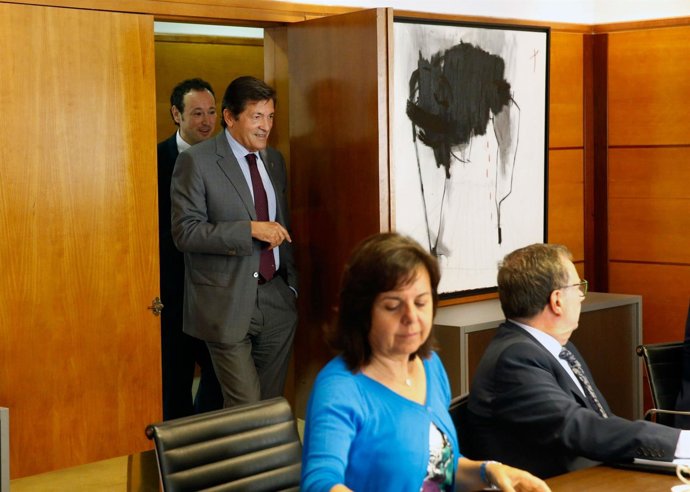 Javier Fernández, entrando a la reunión del Consejo de Gobierno